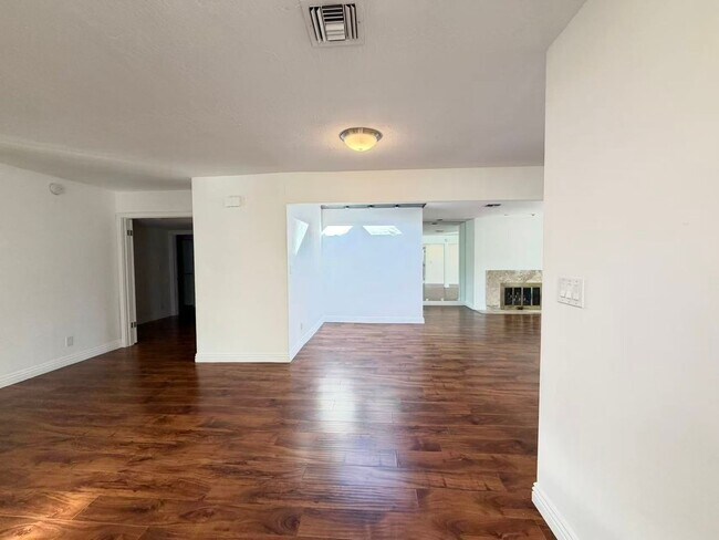 Foto del edificio - 3174 Bel Air Dr