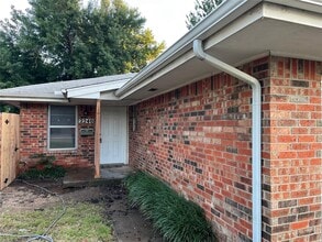 Building Photo - 2240 Donna Dr