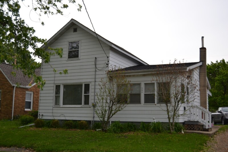 Primary Photo - 584 Broadway St