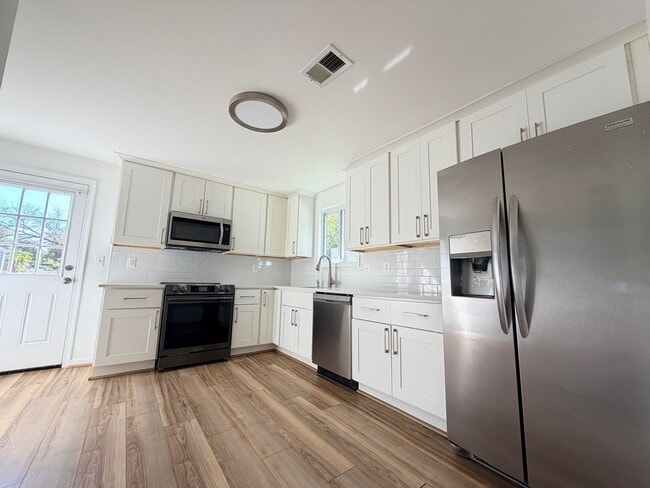 Building Photo - Spacious & Updated Pasadena Townhome for Rent