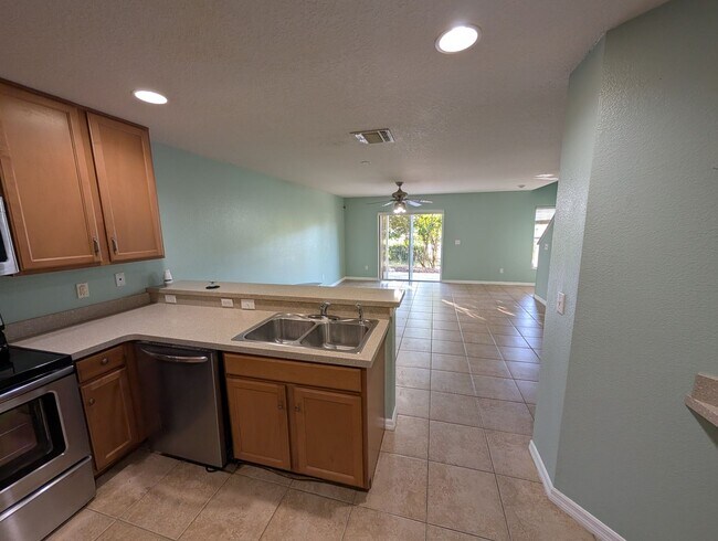 Foto del edificio - Move-In Ready Townhome | Walden Chase Gated Community