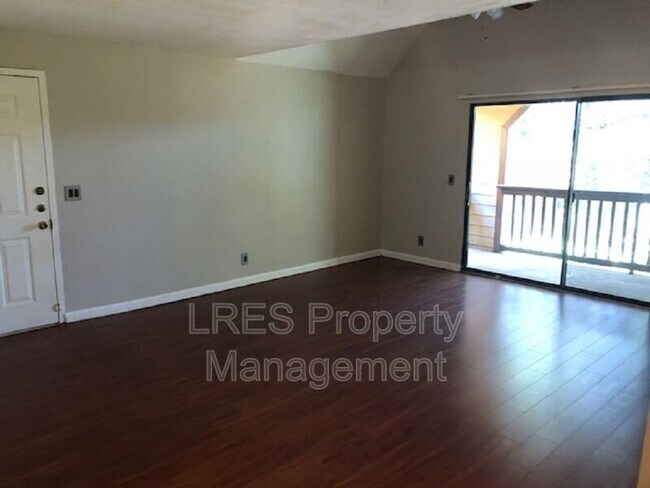 Foto del edificio - 465 Forestway Cir