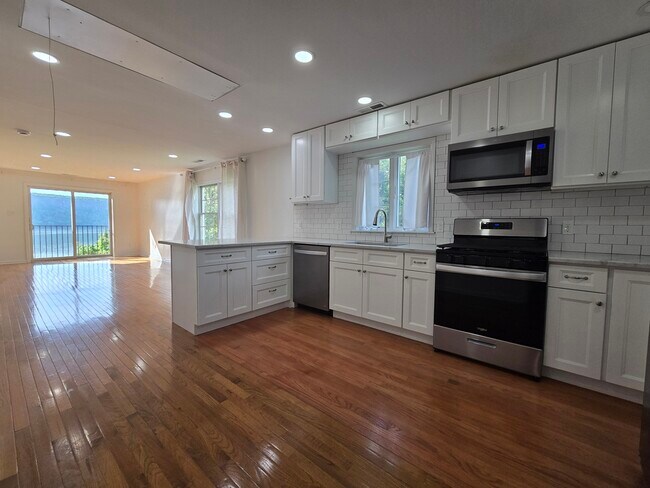 Foto del edificio - 727 Warburton Ave