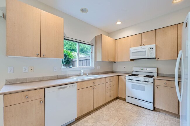 Foto del edificio - 3bed/2.5 End Townhome Unit with Attached Garage in Renton!