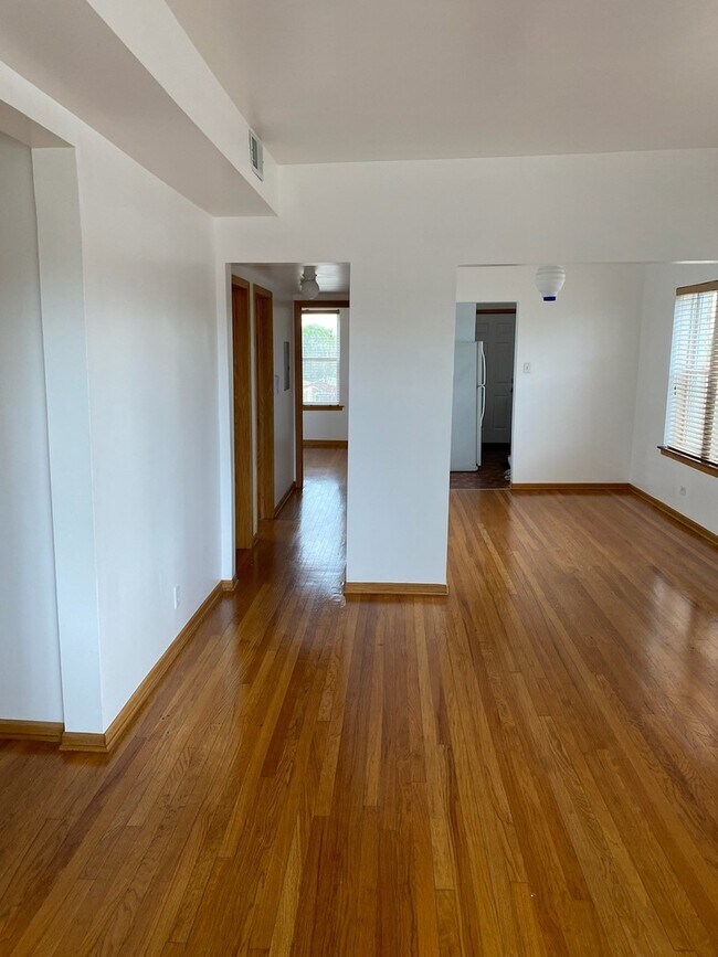 Building Photo - 10605 S Prairie Ave