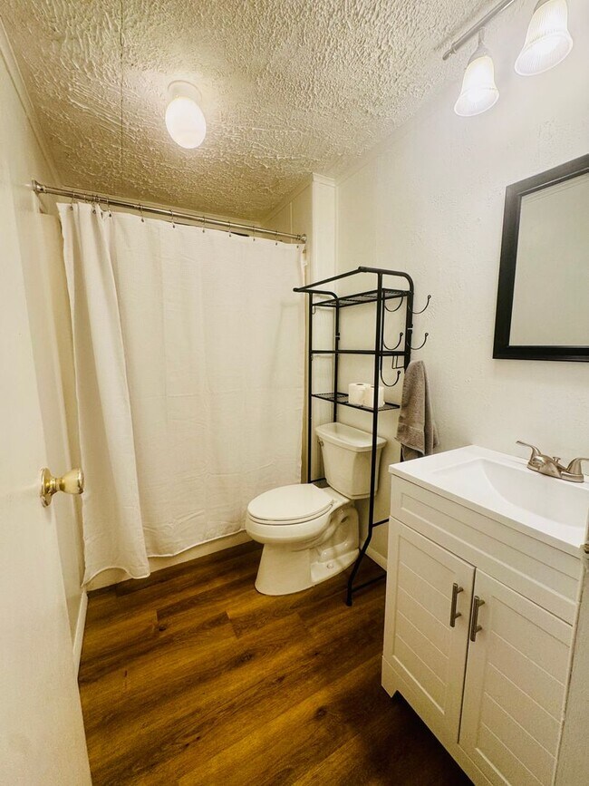 Foto del edificio - Welcome to your Florida retirement dream in desirable Hollywood Estates.