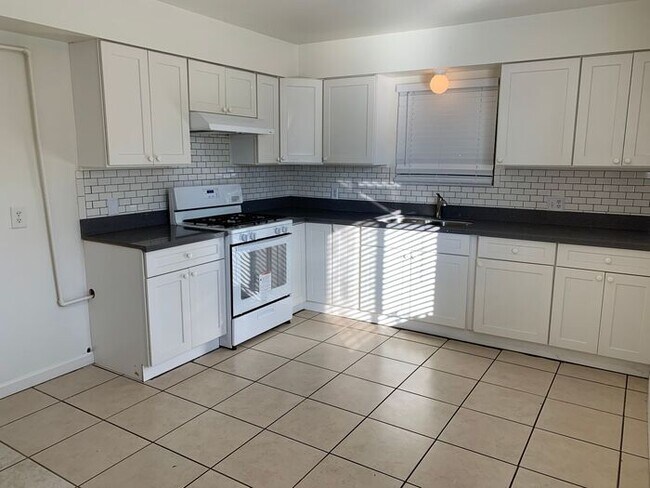 Building Photo - 524 S Encina St