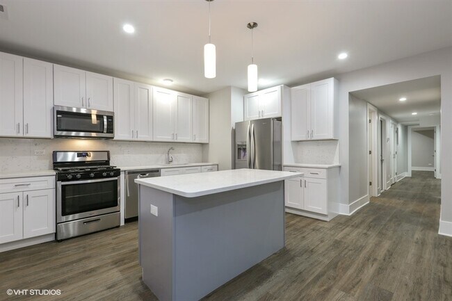 Building Photo - 639 W Deming Pl