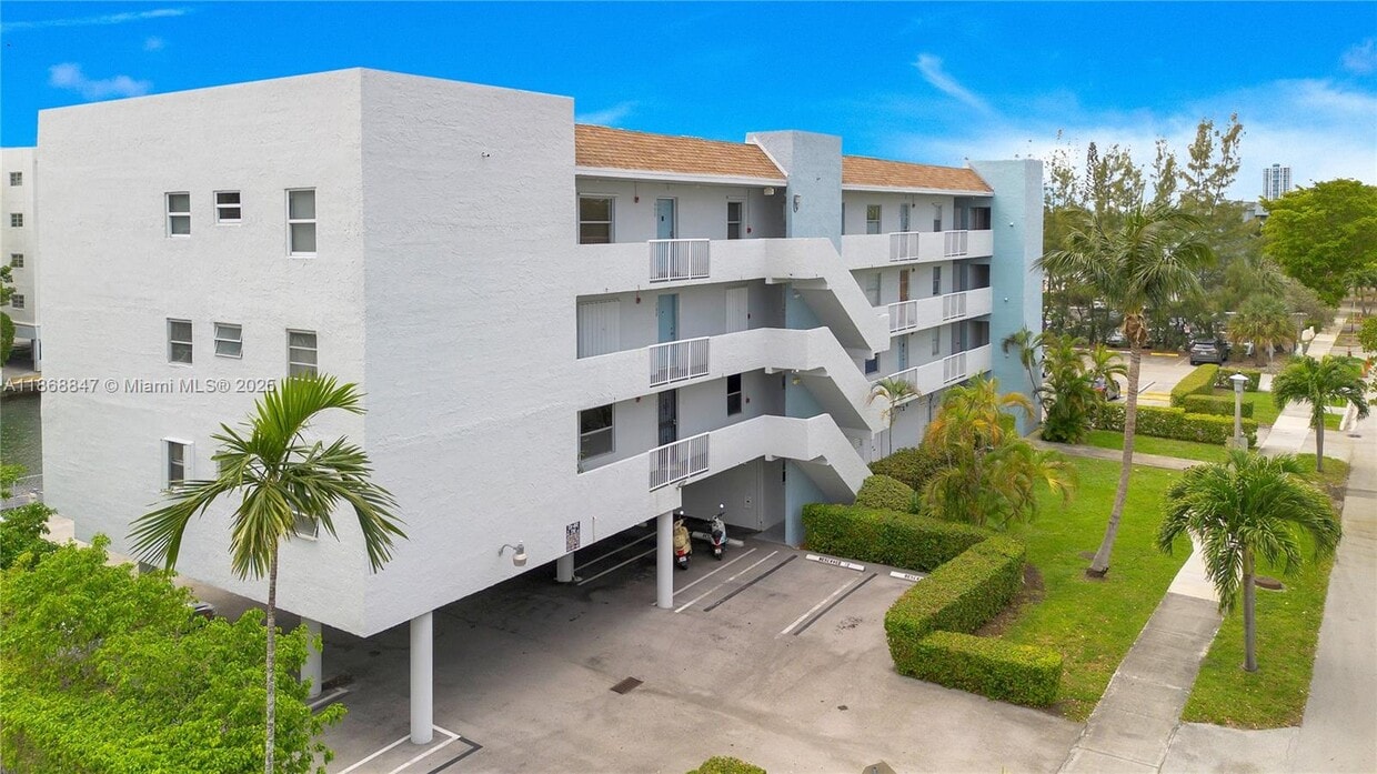 Foto principal - 3868 NE 169th St