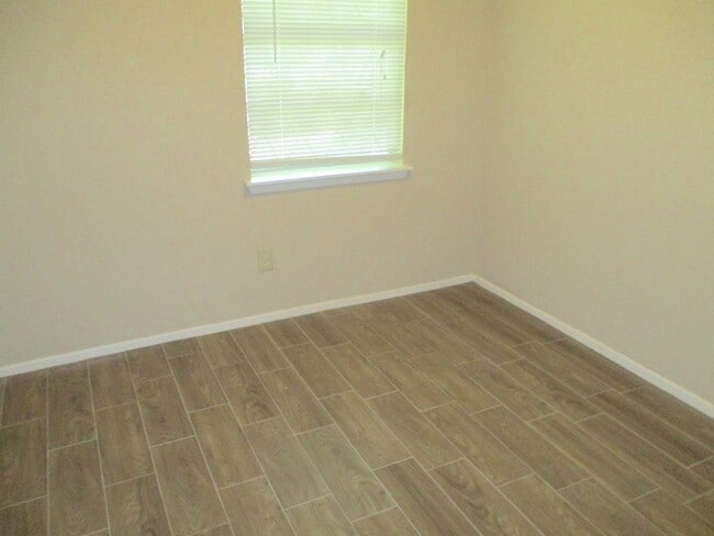 Building Photo - A walk in the Park