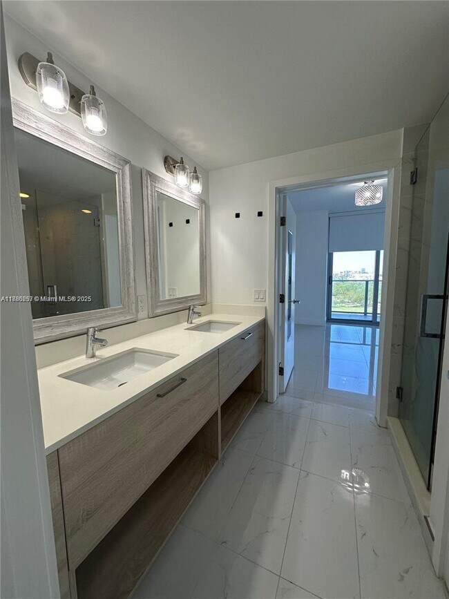 Foto del edificio - 16385 Biscayne Blvd