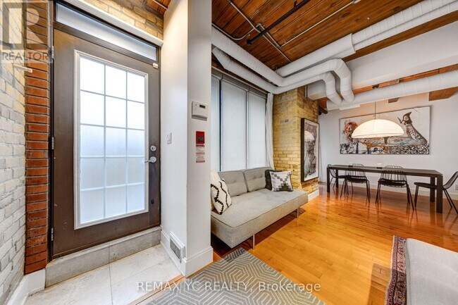 Photo du bâtiment - 436-436 Wellington St W