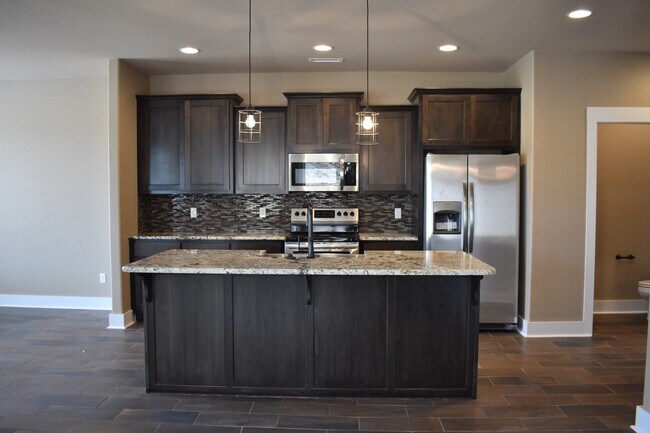 Building Photo - 4 Bedroom 3.5 Bath In The Heart of Fayetteville!