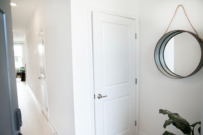 Foto del edificio - Modern 3-Bed, 2.5-Bath Townhome — ONE MONTH FREE RENT!