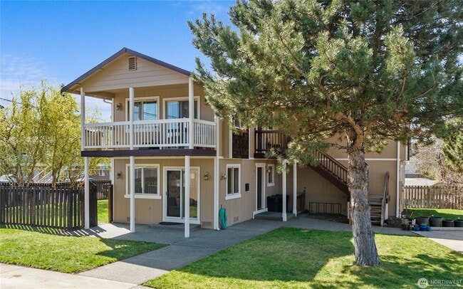 Disfruta de agradables tardes la próxima primavera en tu propio balcón - 502 E River Ave