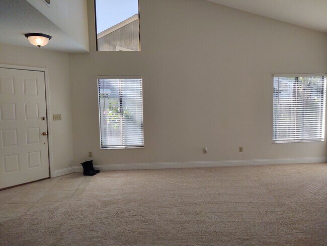 Foto del edificio - Gorgeous 3 bedroom 2 bath townhome with FL...