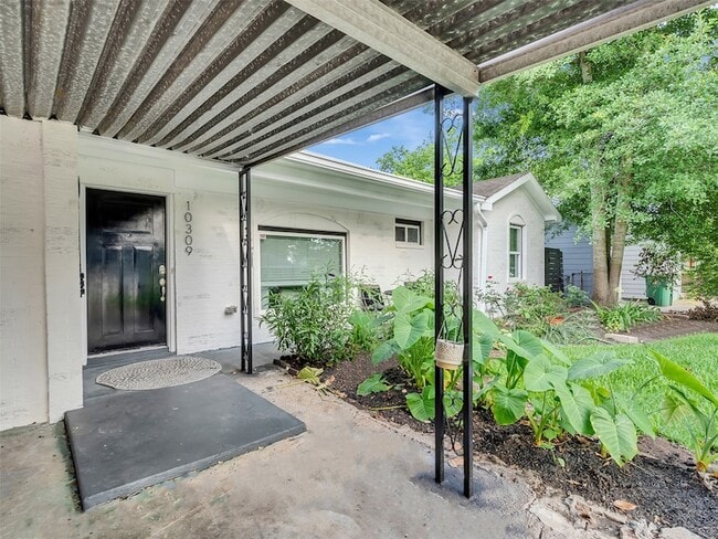 Building Photo - 10309 Chesterfield Dr