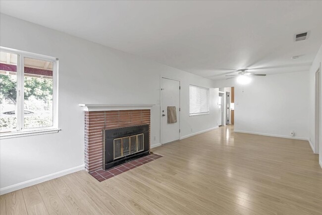 Building Photo - 1576 Moorpark Ave