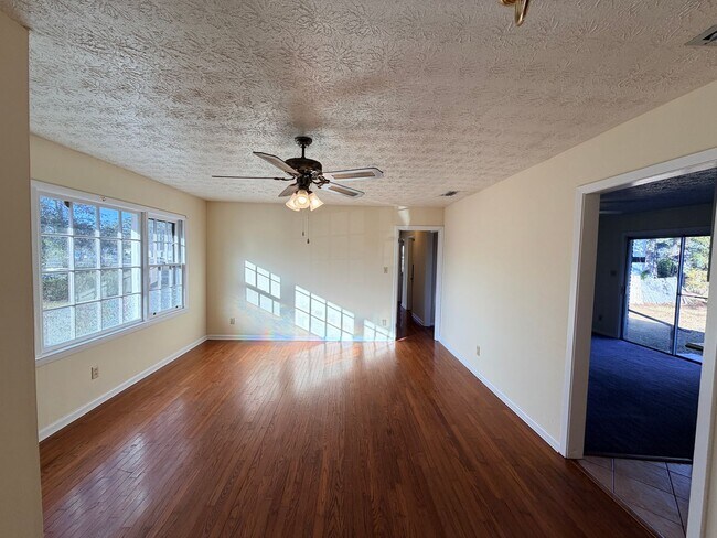 Building Photo - 3 Bedroom/2 Bath home