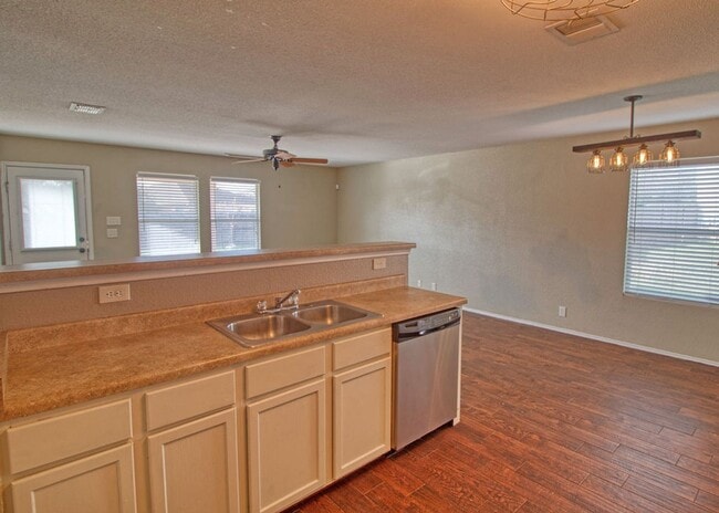 Building Photo - Fantastic Rental