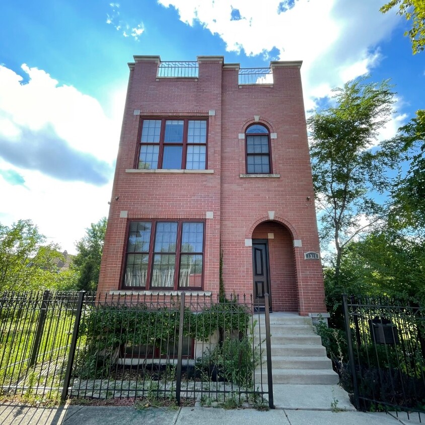Primary Photo - S Oakley Ave