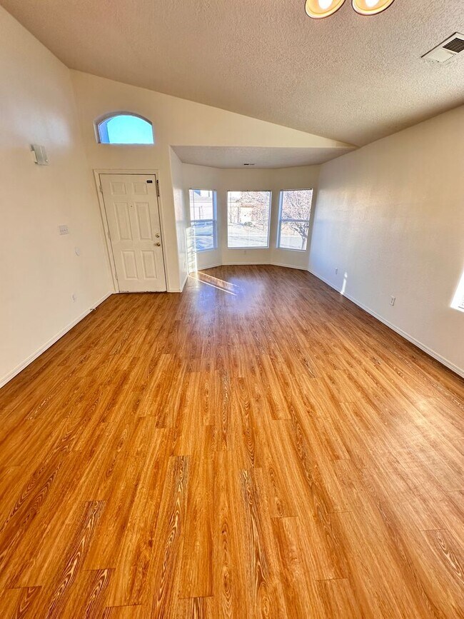 Building Photo - 4 bed 2 bath    50 inch flat screen if you...