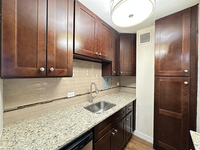 Foto del edificio - 4180 N Marine Dr