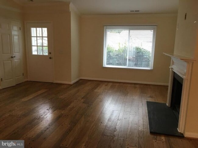 Building Photo - 3600 Edelmar Terrace