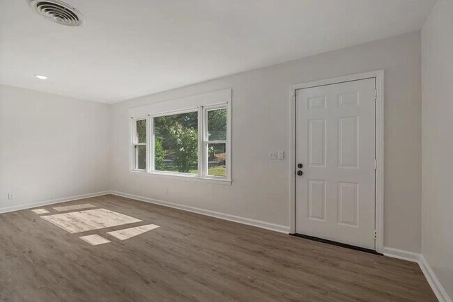 Foto del edificio - 5 Bedroom and 3 Bathroom home available to...