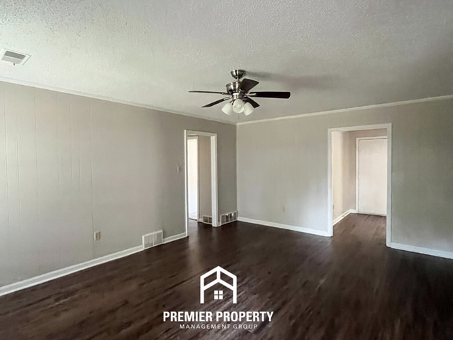 Building Photo - 5999 Pebblehill Dr