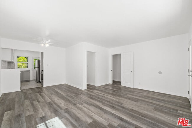 Foto del edificio - 8708 Sherwood Dr