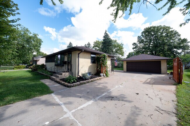 Foto del edificio - 7118 Ewing Ave N