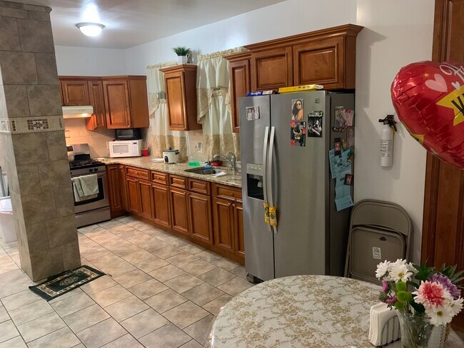 Large eat in kitchen with stainless steel appliances - 408 Lexington Ave