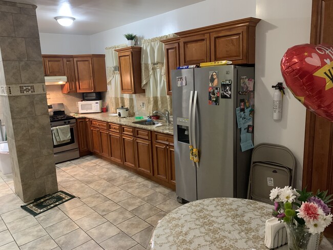 Large eat in kitchen with stainless steel appliances - 408 Lexington Ave