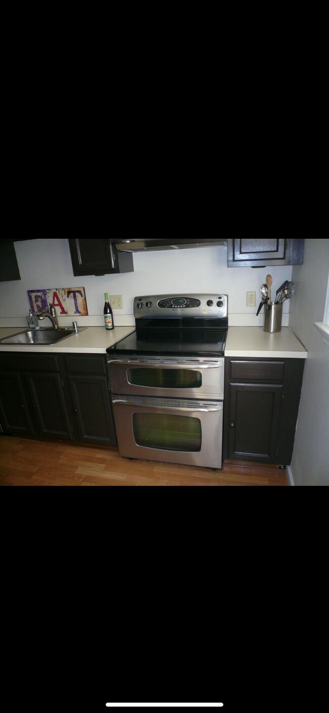 Foto del edificio - 704 Woodlawn Ave