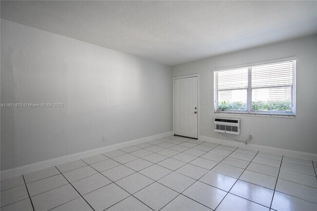 Foto del edificio - 7821 Carlyle Ave