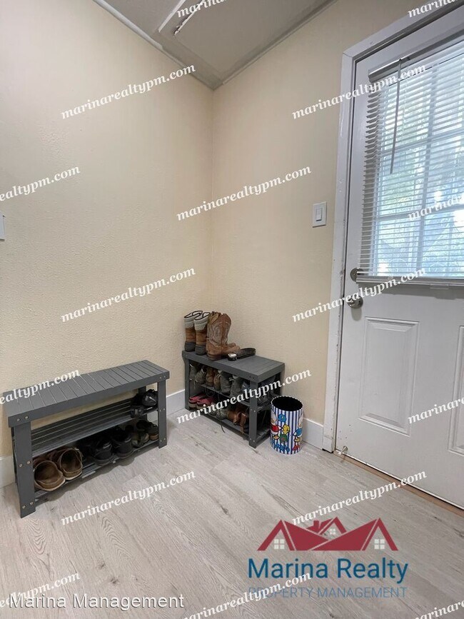 Building Photo - 3 br, 1 bath House - 102 Calhoun St