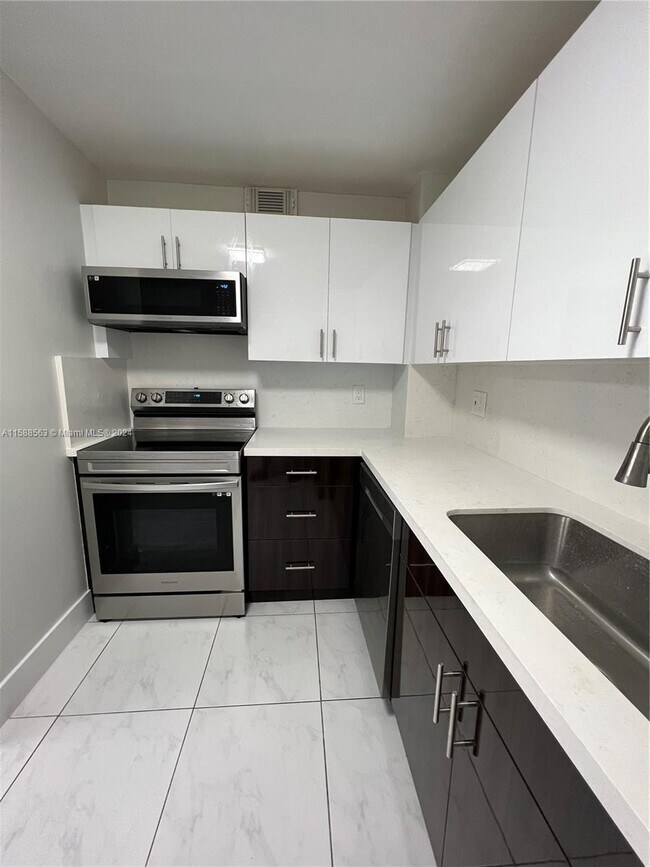 Building Photo - 401 Golden Isles Dr