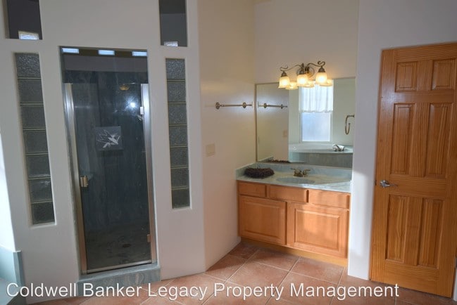 Building Photo - 1033 Abrazo Rd NE