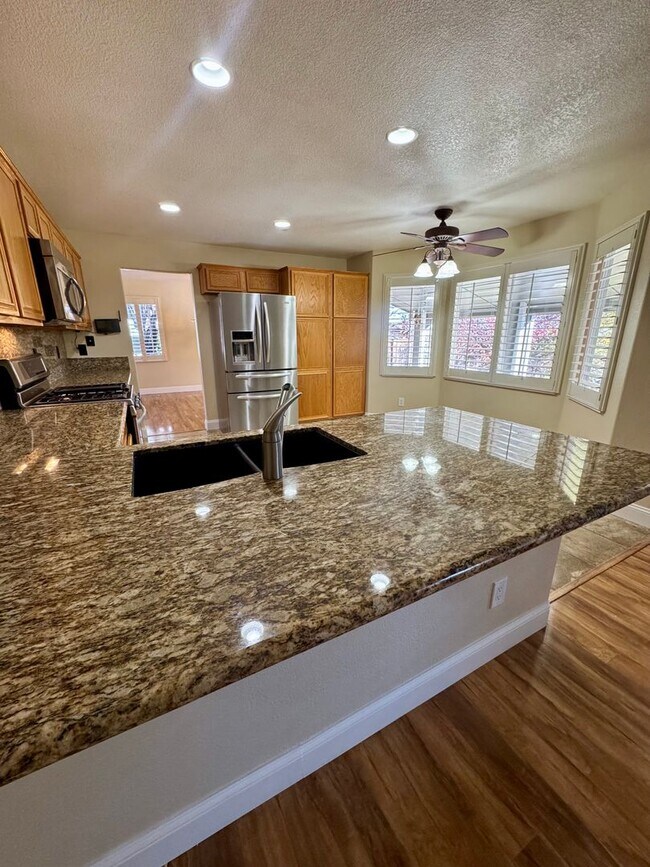 Foto del edificio - Inviting two-story 4BR/2.5BA home on nice lot with RV/trailer parking in Galena Terrace Estates!