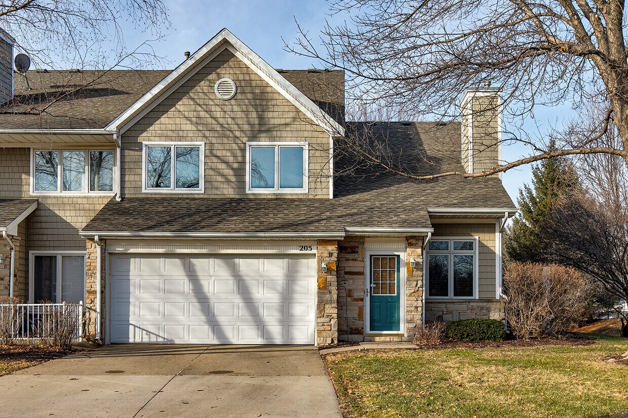Primary Photo - 811 Burr Oaks Dr