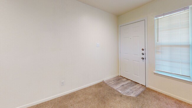 Foto del edificio - Updated 3 bedroom 2 bath fourplex with sta...