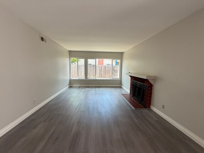 Foto del edificio - 8631 Menkar Rd