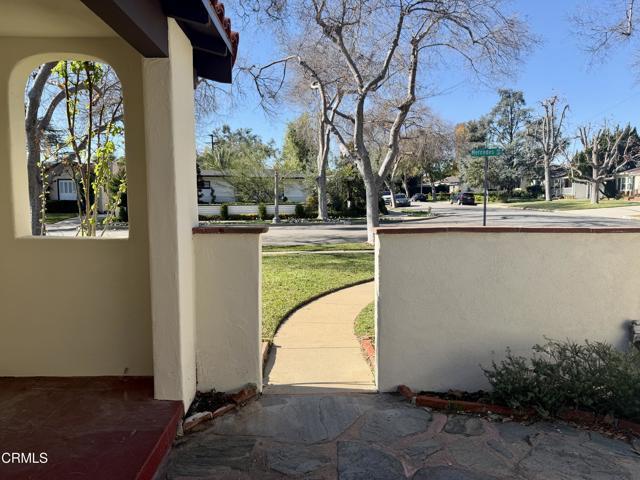 Foto del edificio - 630 Mercedes Ave