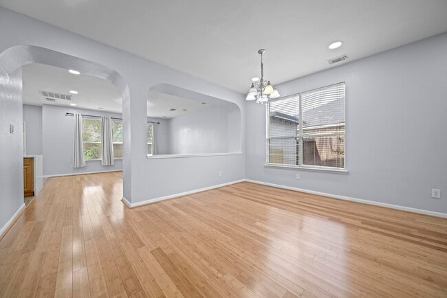 Foto del edificio - 6323 Channelbrook Ln