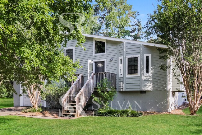 Building Photo - Welcome to this stunning 4 bedroom, 2 bath...