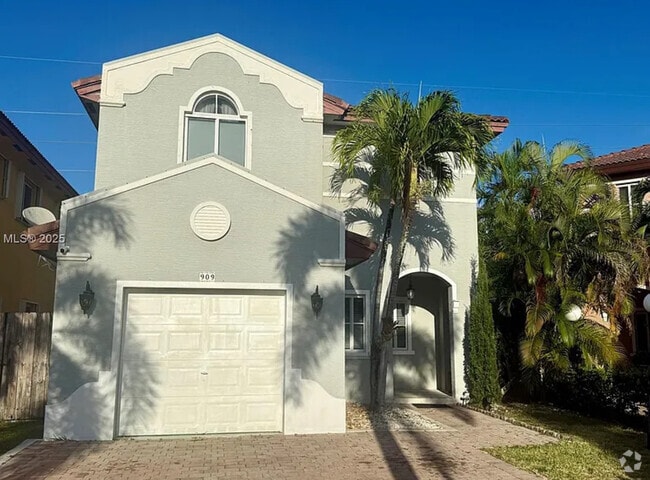 Building Photo - 909 NE 41st Ter