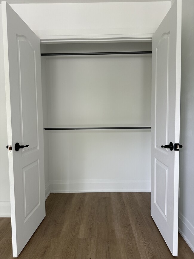 Building Photo - 2294 Lake Shore Blvd W