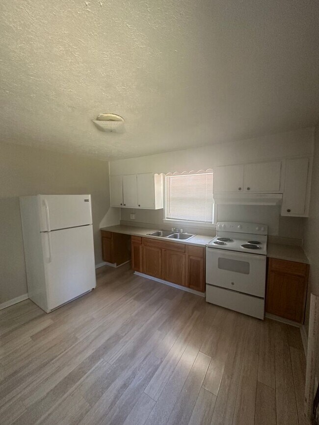 Building Photo - 2 Bedroom, 1 Bath Duplex in Tullahoma conv...