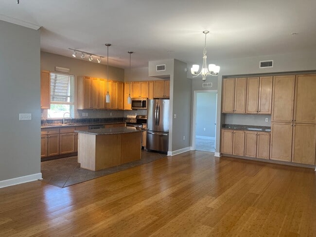 Building Photo - Gorgeous Condo in the beautiful Community ...